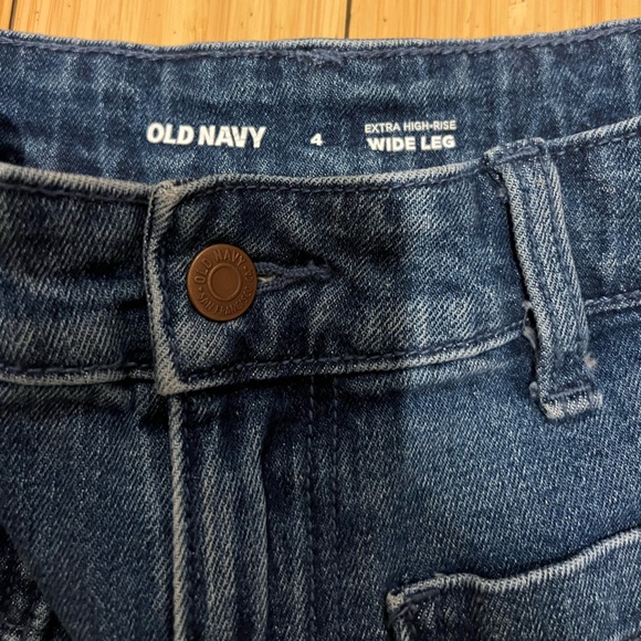 Old Navy High-Waisted Baggy Wide-Leg Jeans - Picture 2 of 4
